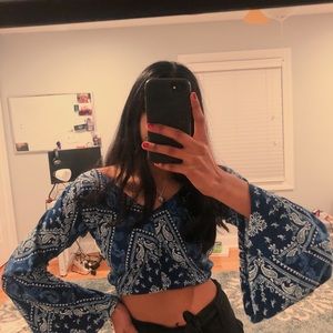 Long-sleeve crop top